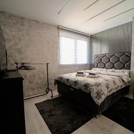 Elena Lux 3 Apartment